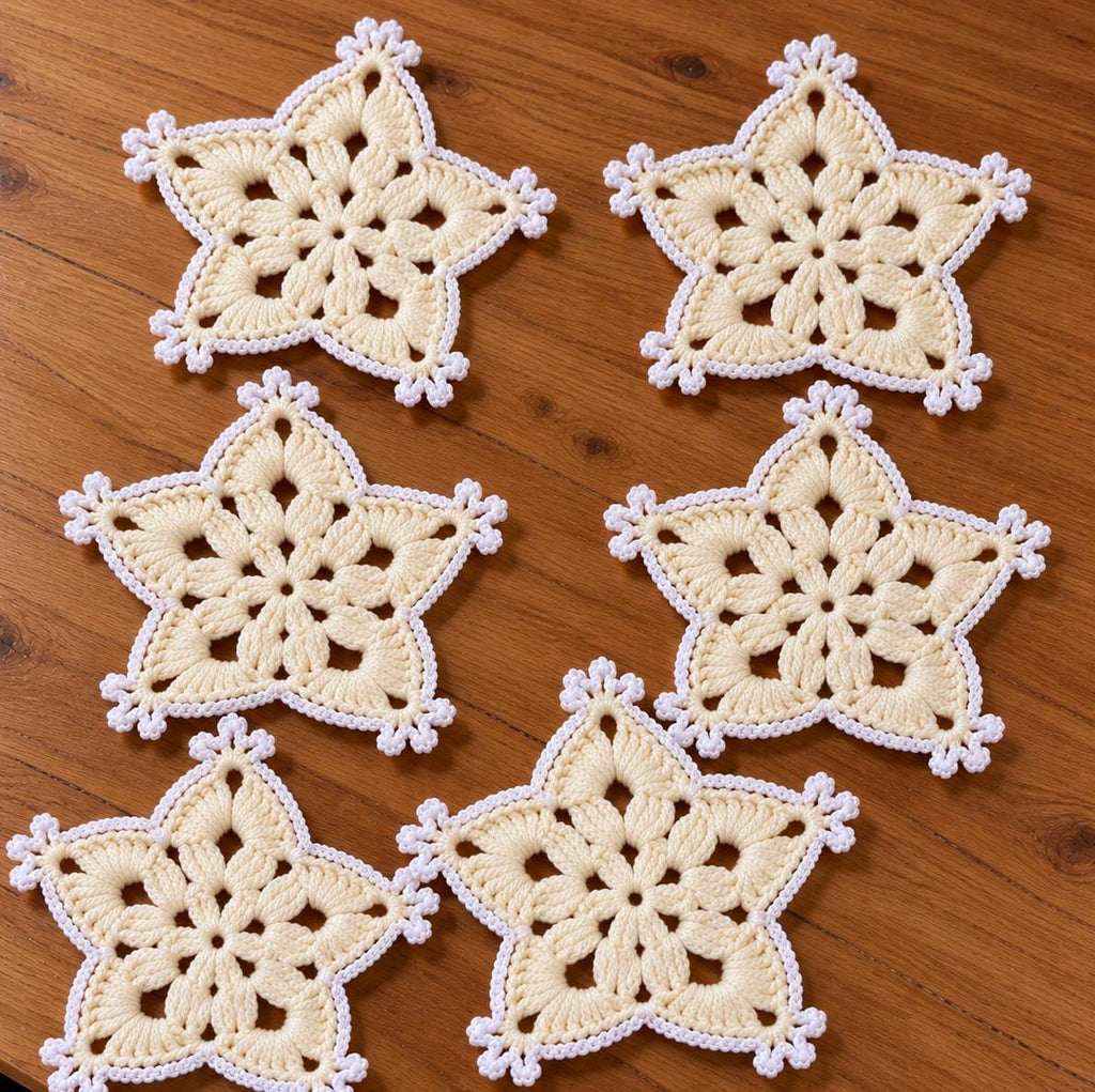 Weihnachtliche Häkeluntersetzer in Sternform – 6er-Set